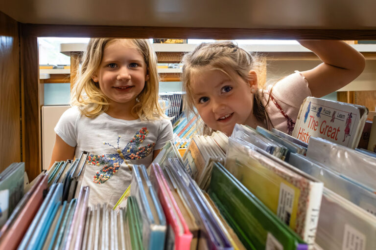 preschoolers in the library